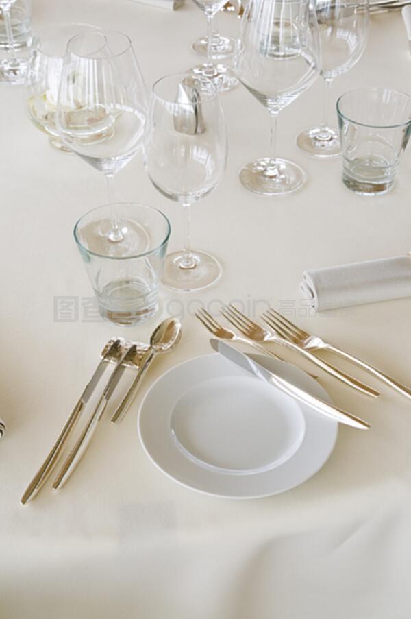 奢華體驗 高級餐廳的正餐服務與餐桌藝術